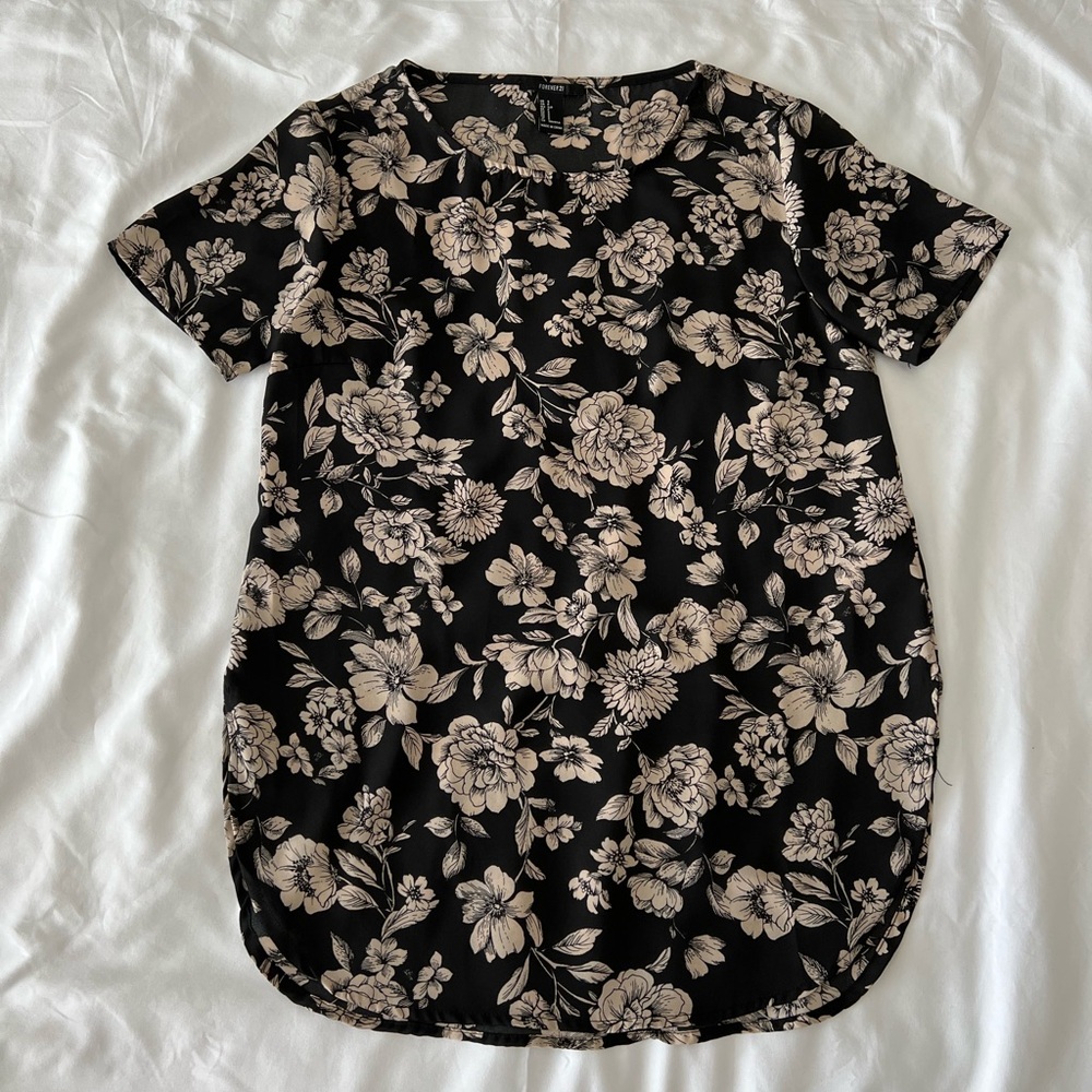 Black Curved Hem T-Shirt With Beige Floral Print